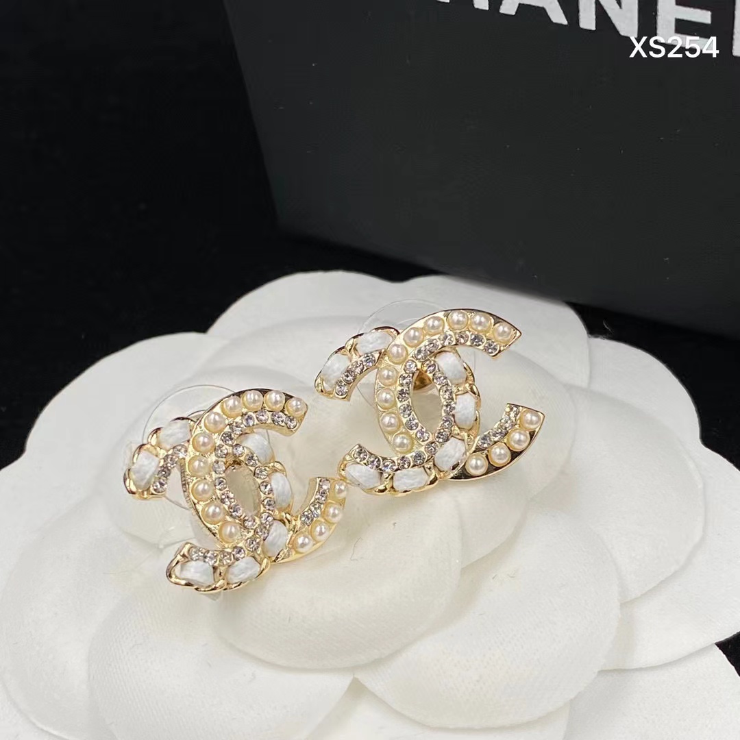 CHANE1 パールレザー ダブルC スタッドピアス【50％割引+送料無料】