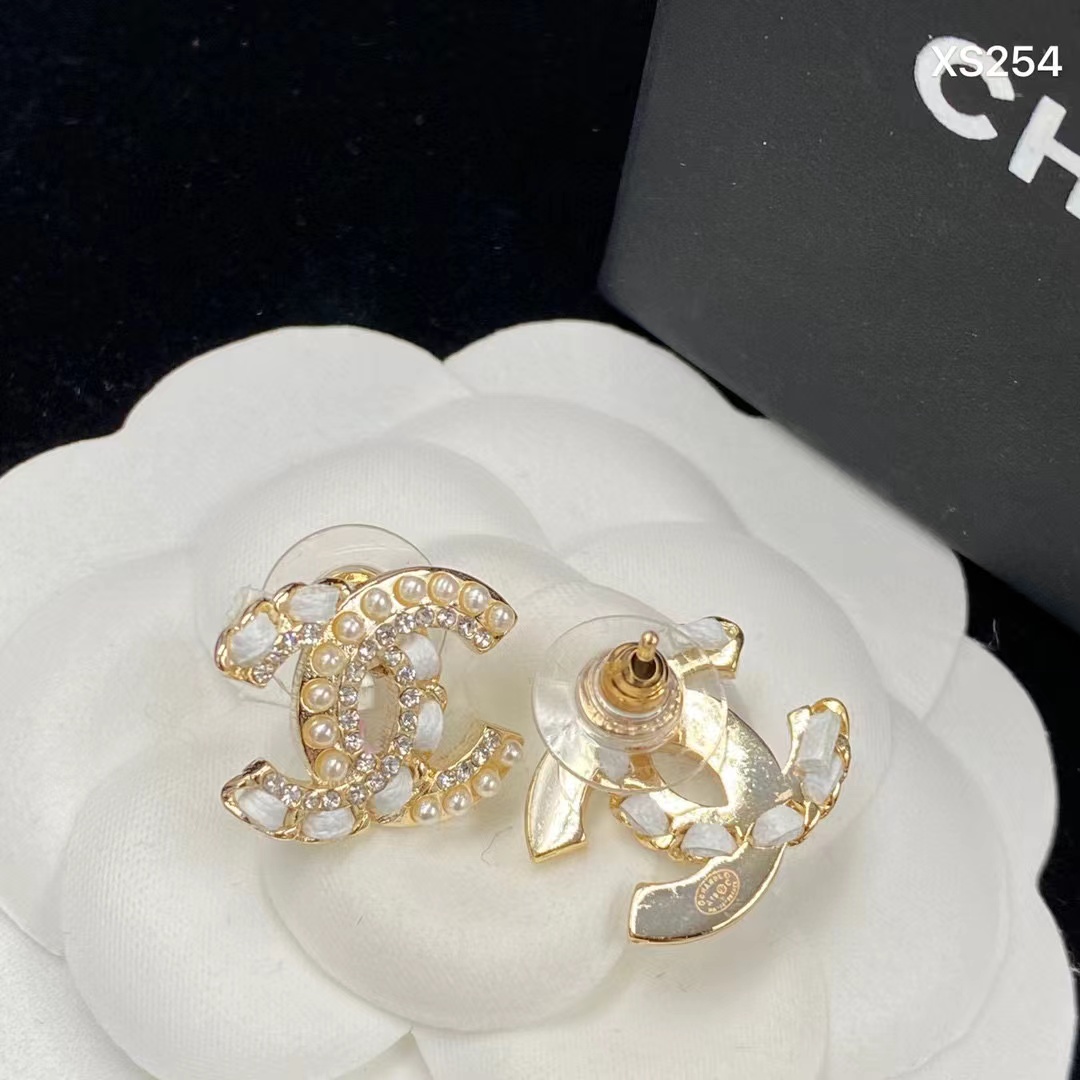 CHANE1 パールレザー ダブルC スタッドピアス【50％割引+送料無料】