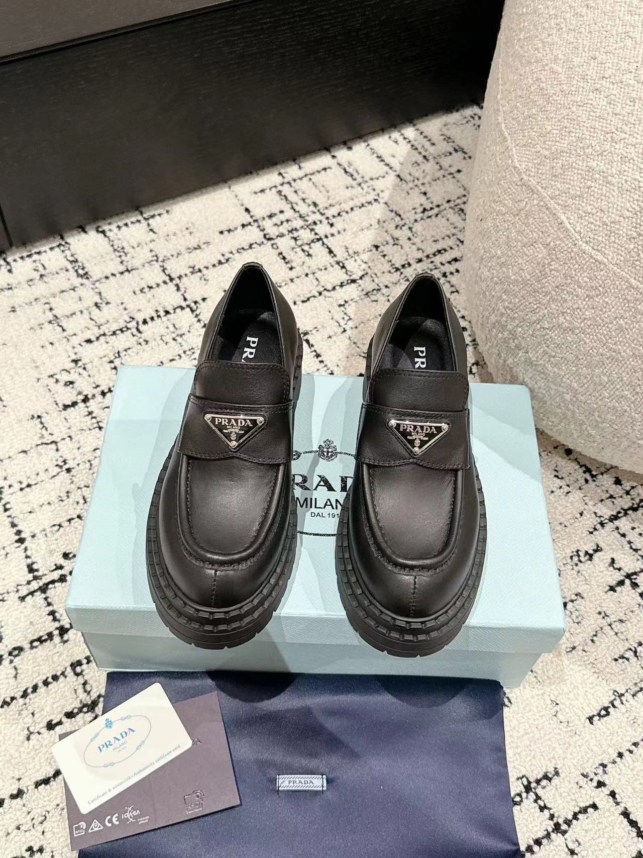 PR4DA高品質トライアングルロゴ プラットフォームローファー【50％割引+送料無料】