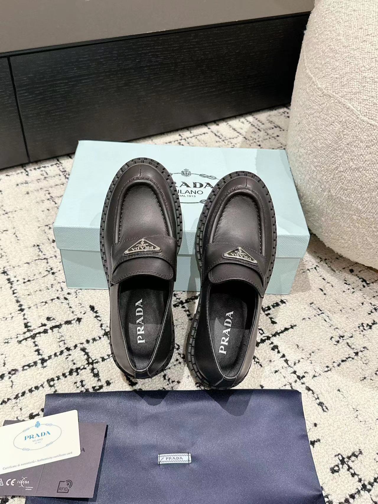 PR4DA高品質トライアングルロゴ プラットフォームローファー【50％割引+送料無料】