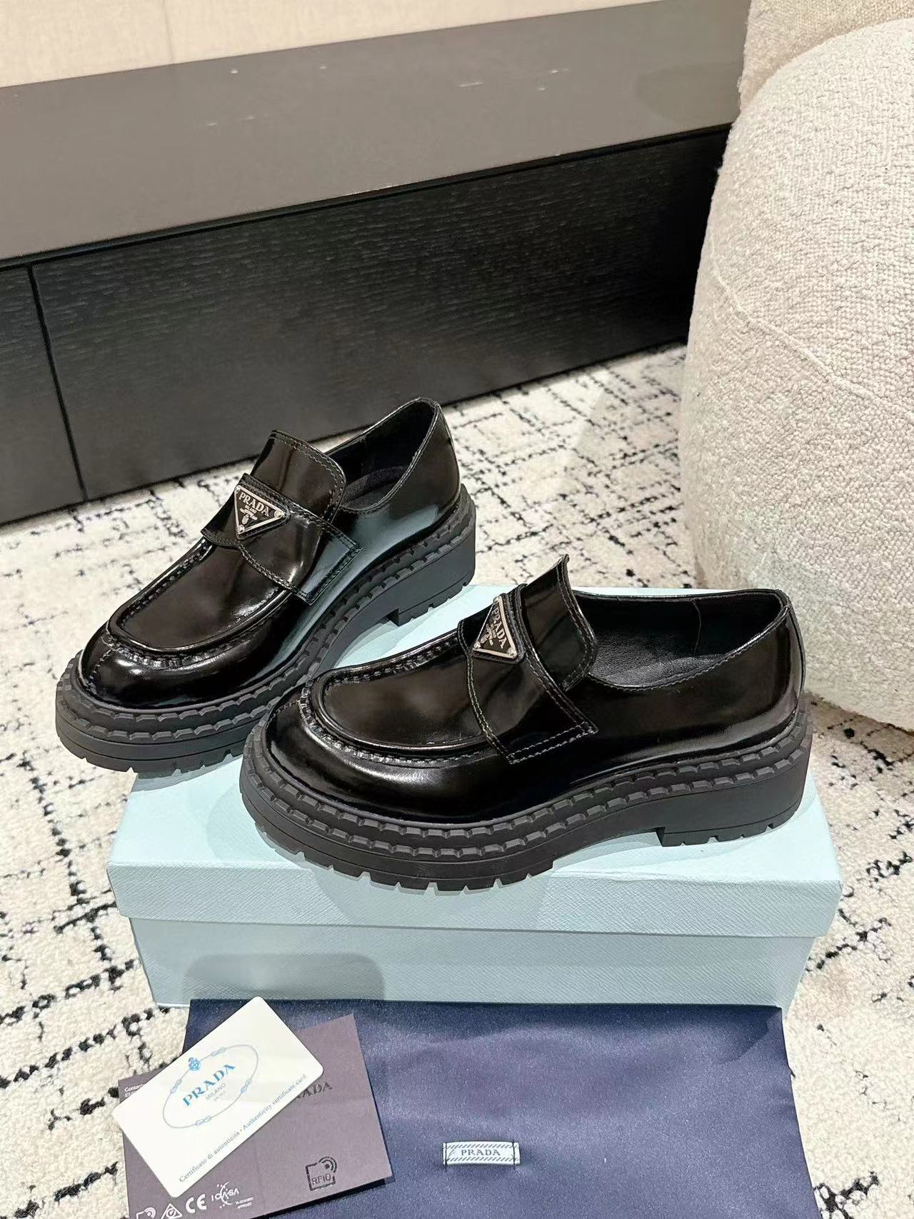 PR4DA高品質トライアングルロゴ プラットフォームローファー【50％割引+送料無料】