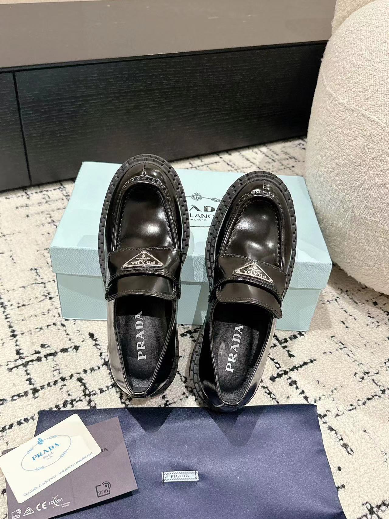 PR4DA高品質トライアングルロゴ プラットフォームローファー【50％割引+送料無料】