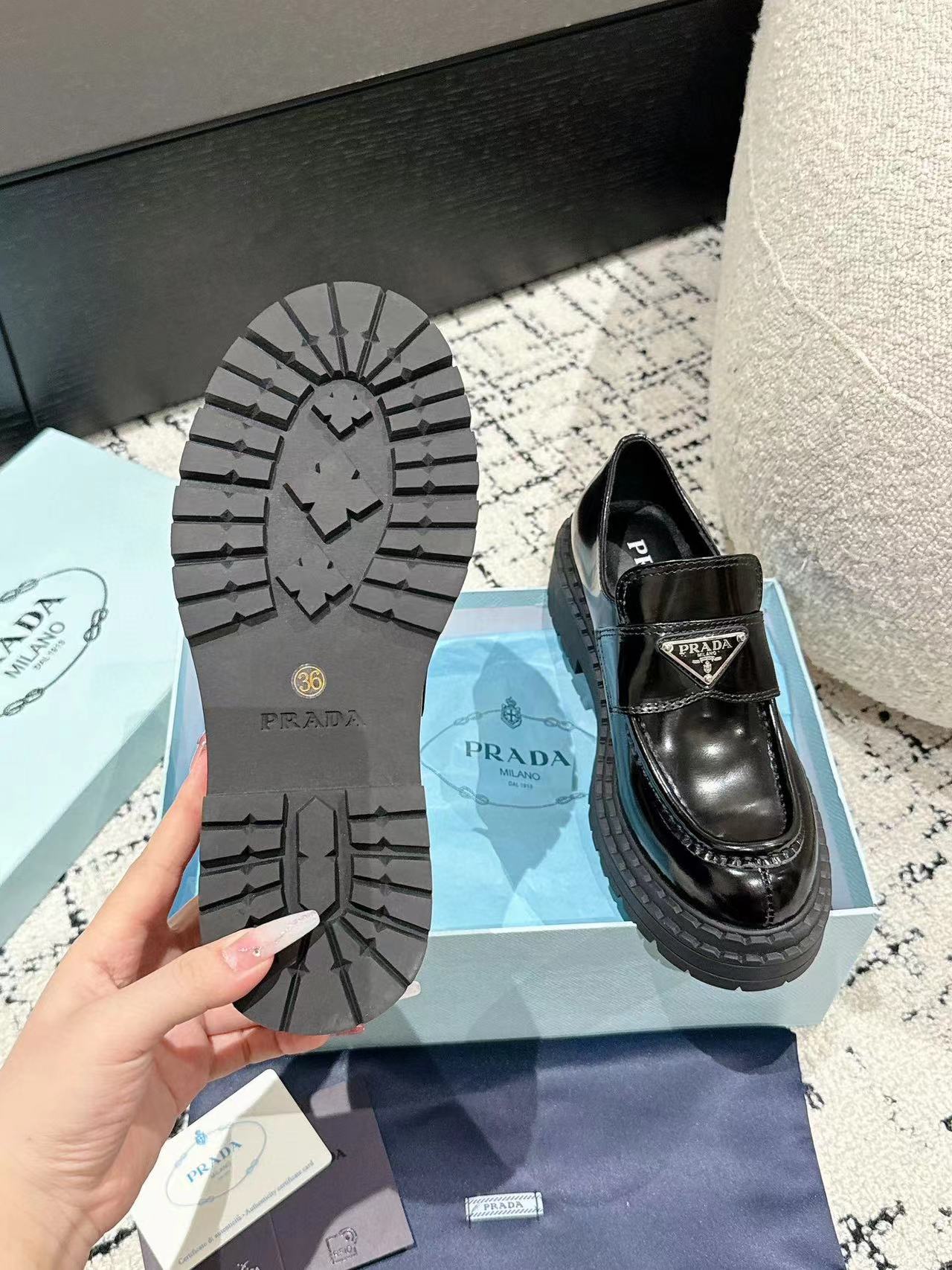 PR4DA高品質トライアングルロゴ プラットフォームローファー【50％割引+送料無料】