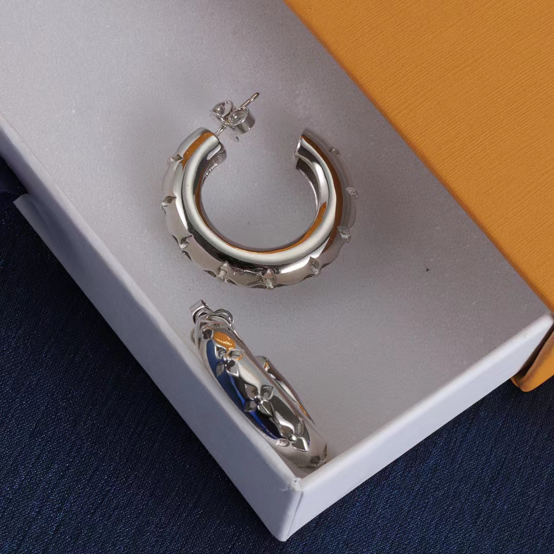 LV四つ葉のクローバー中空ピアス【50％割引+送料無料】