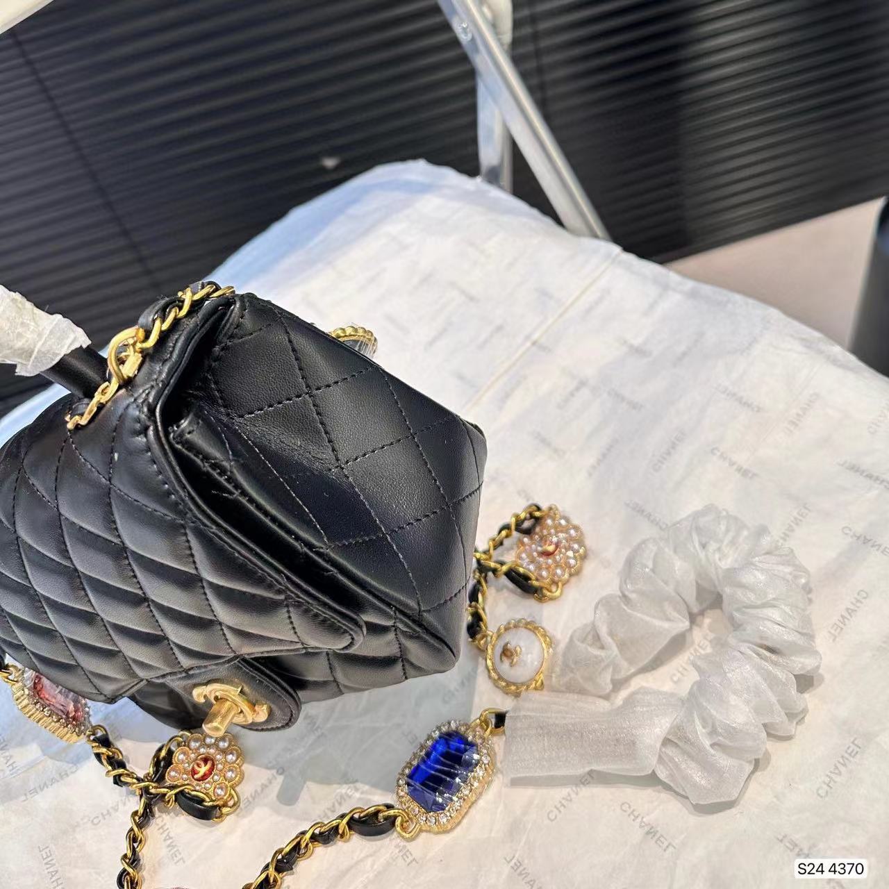 CHANE1 パールカラーダイヤモンドチェーンハンドバッグ【50％割引+送料無料】