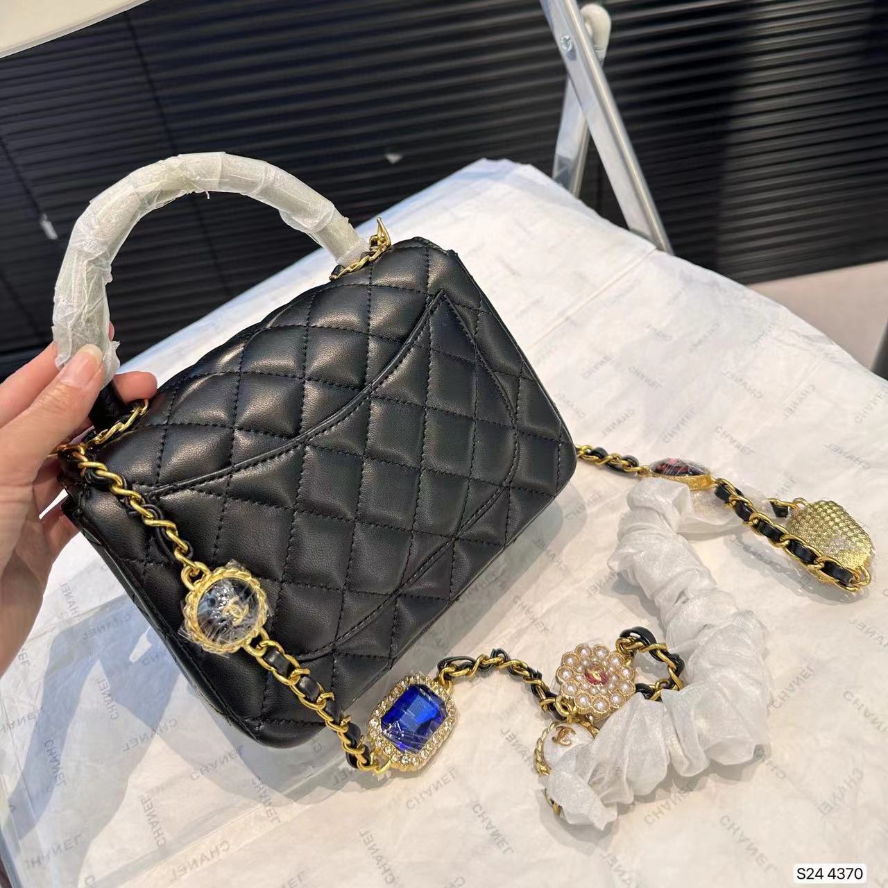 CHANE1 パールカラーダイヤモンドチェーンハンドバッグ【50％割引+送料無料】