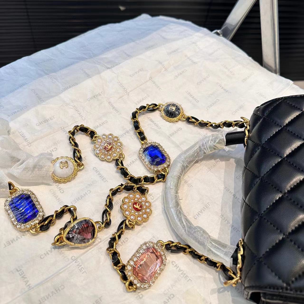 CHANE1 パールカラーダイヤモンドチェーンハンドバッグ【50％割引+送料無料】