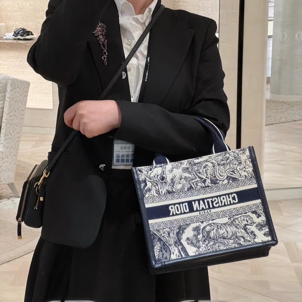 DI0R ブルー刺繍トートバッグ【50％割引+送料無料】