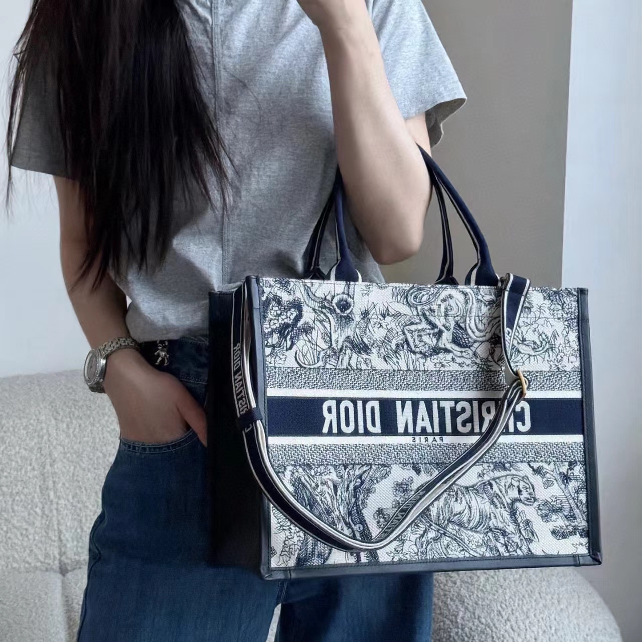 DI0R ブルー刺繍トートバッグ【50％割引+送料無料】