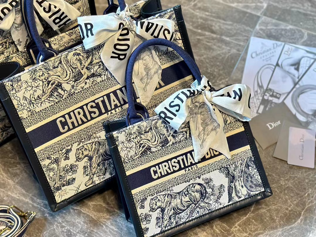 DI0R ブルー刺繍トートバッグ【50％割引+送料無料】