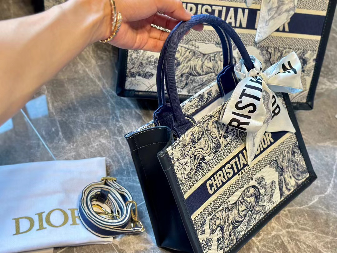 DI0R ブルー刺繍トートバッグ【50％割引+送料無料】