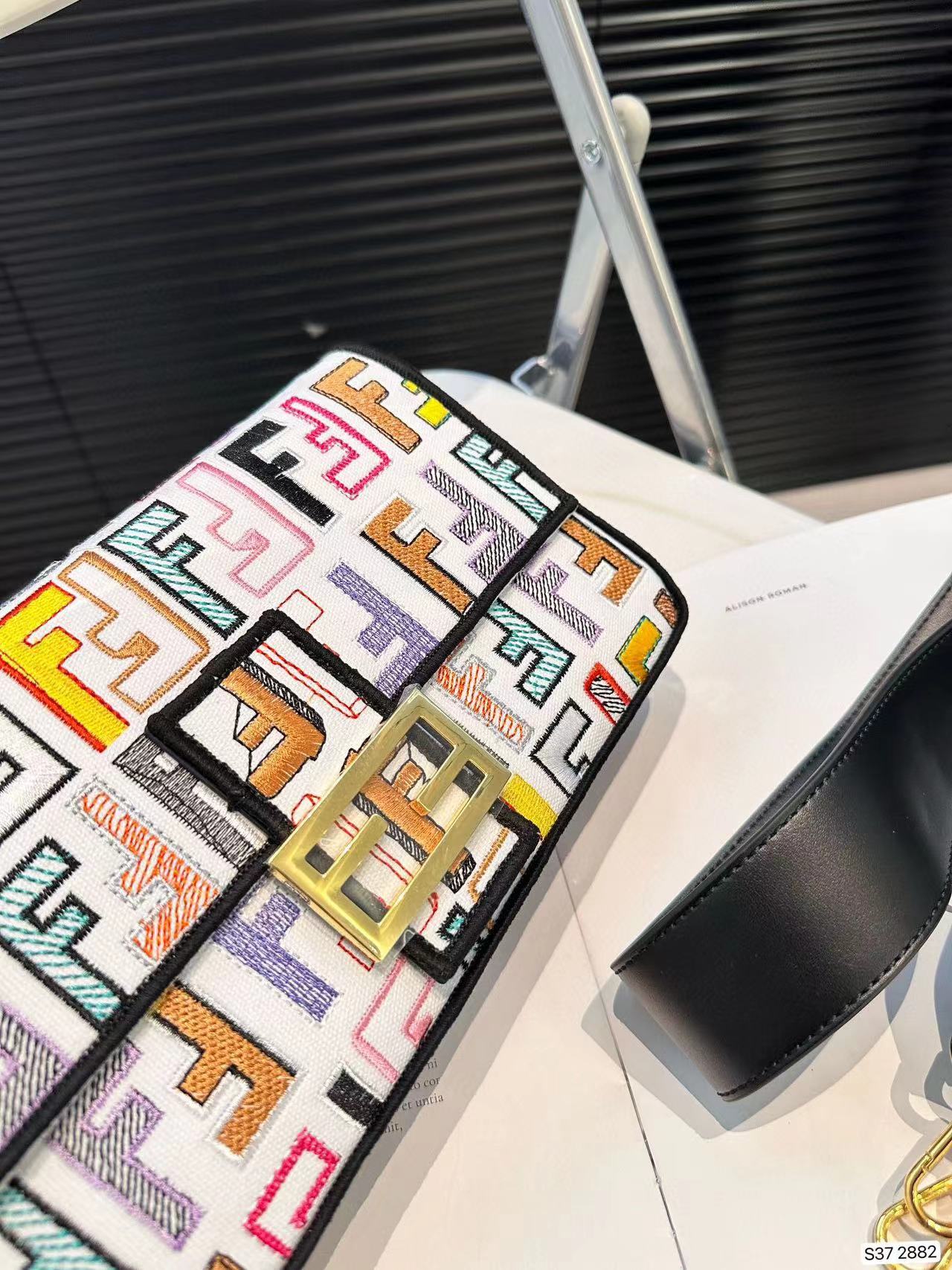 FEND1 刺繍バゲットバッグ【50％割引+送料無料】