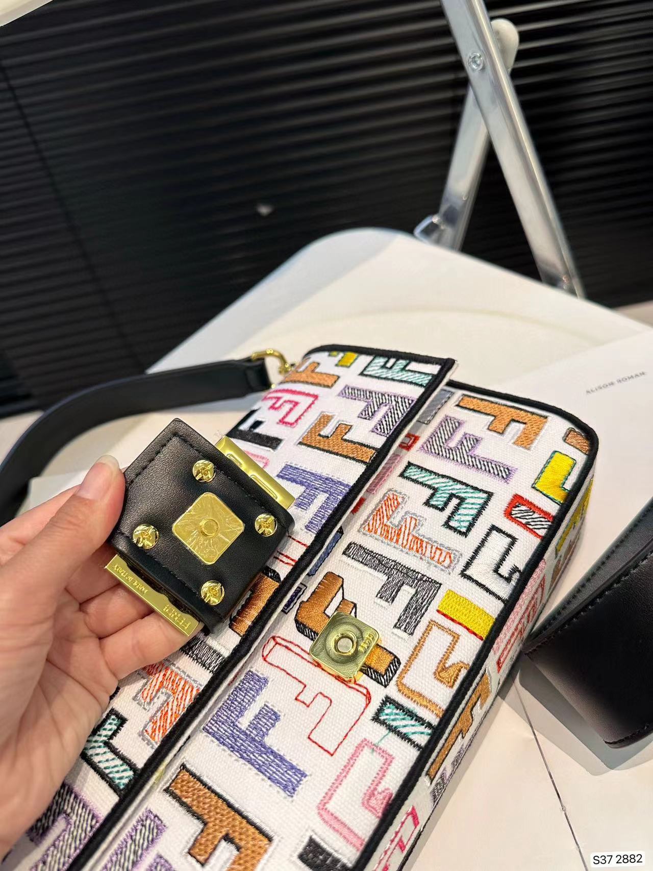 FEND1 刺繍バゲットバッグ【50％割引+送料無料】