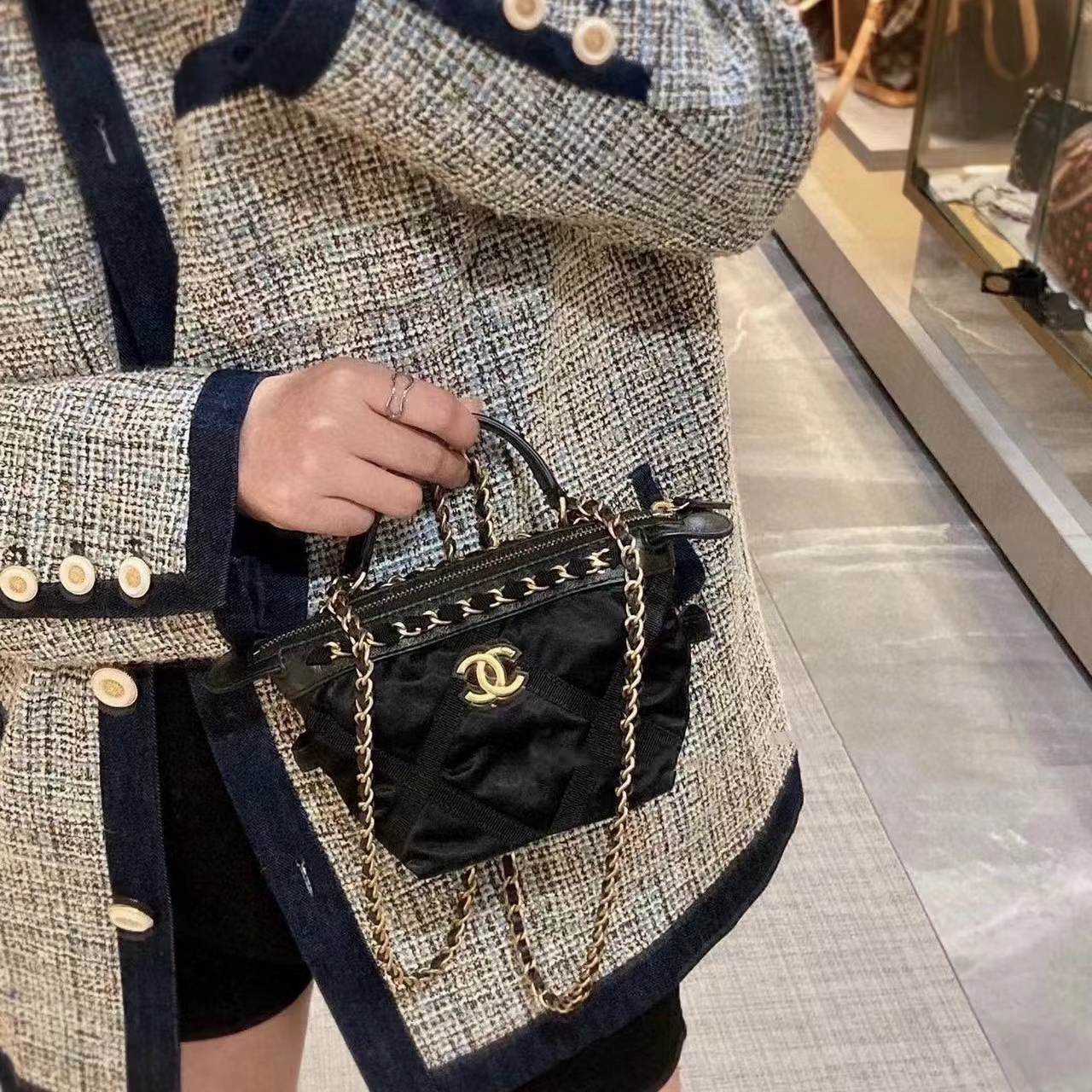 CHANE1 ブラック ゴールド サテン ハンドバッグ【50％割引+送料無料】