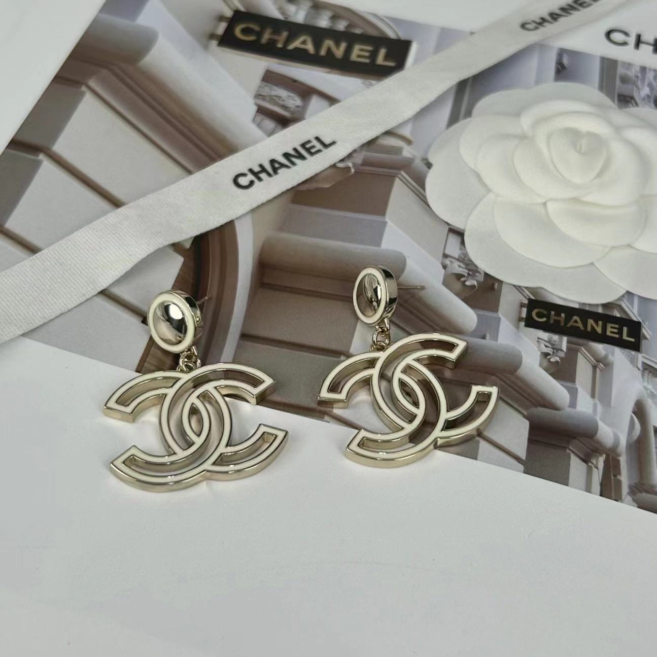 CHANE1 ホワイト ダブル C スタッド ピアス【50％割引+送料無料】