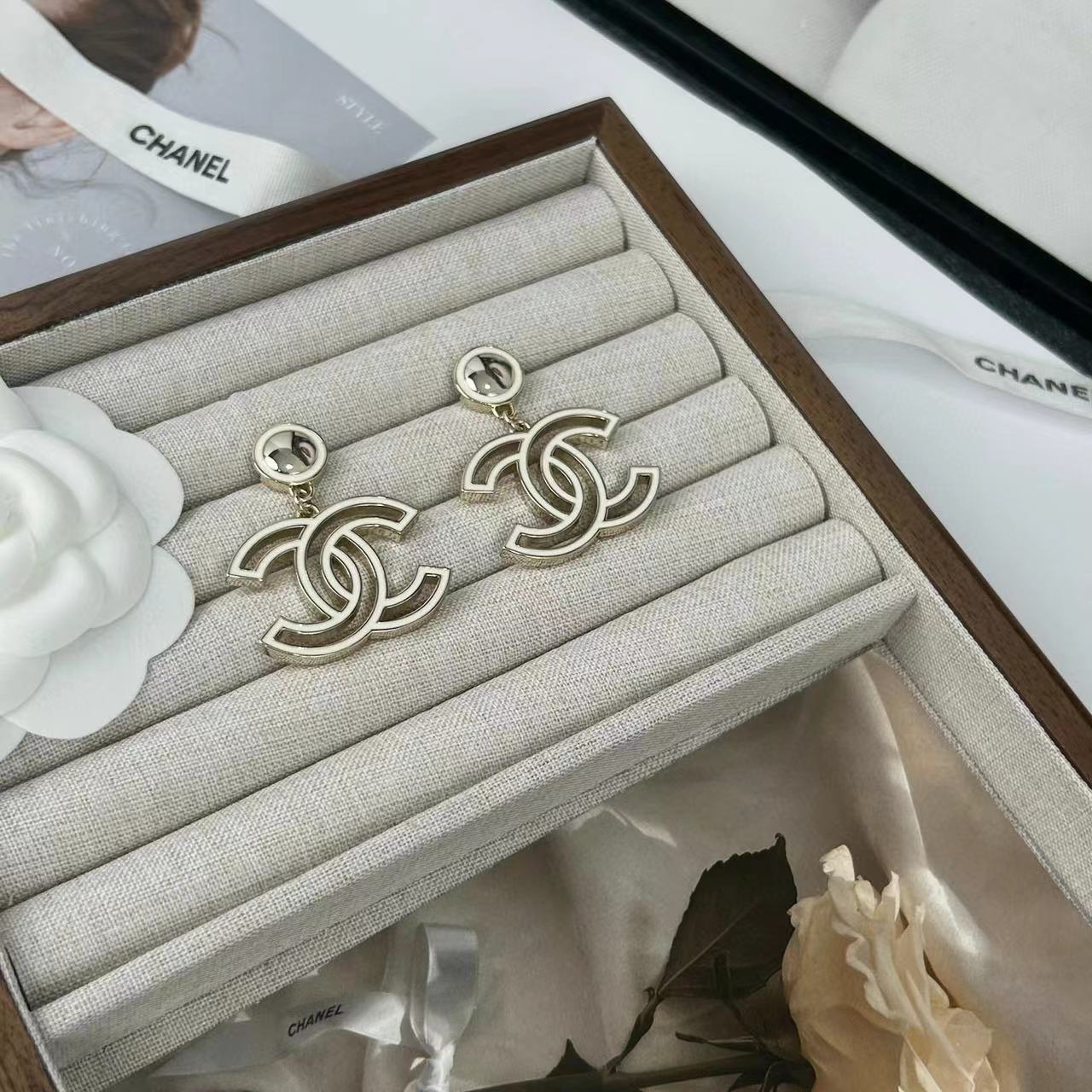 CHANE1 ホワイト ダブル C スタッド ピアス【50％割引+送料無料】