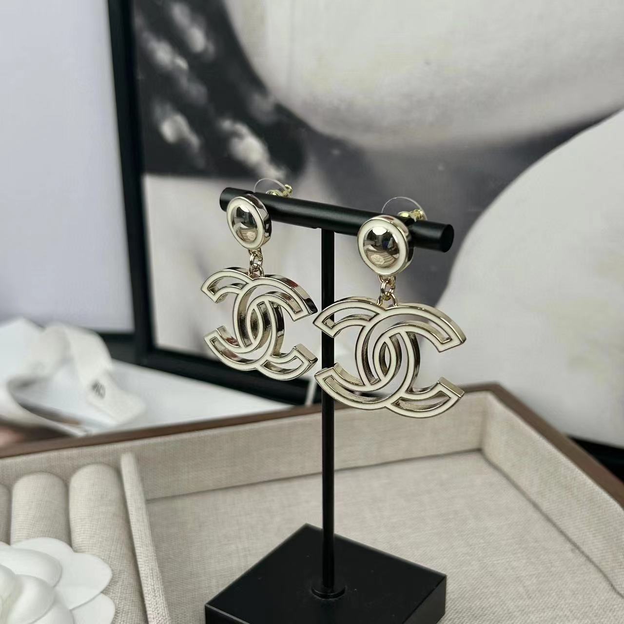 CHANE1 ホワイト ダブル C スタッド ピアス【50％割引+送料無料】