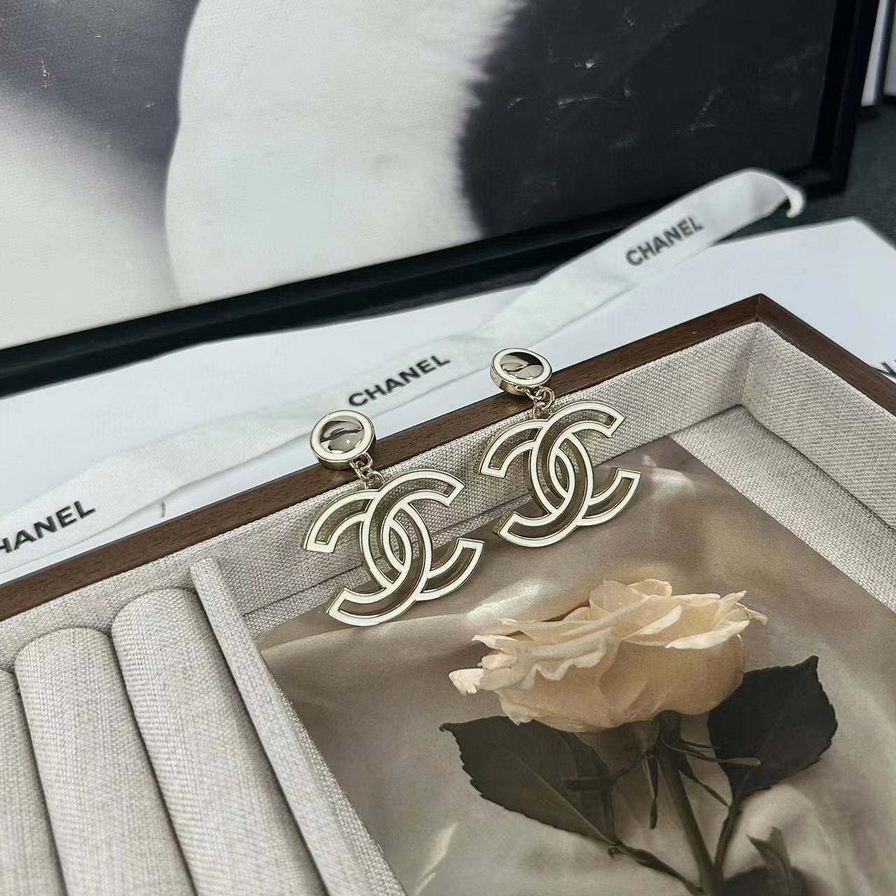 CHANE1 ホワイト ダブル C スタッド ピアス【50％割引+送料無料】