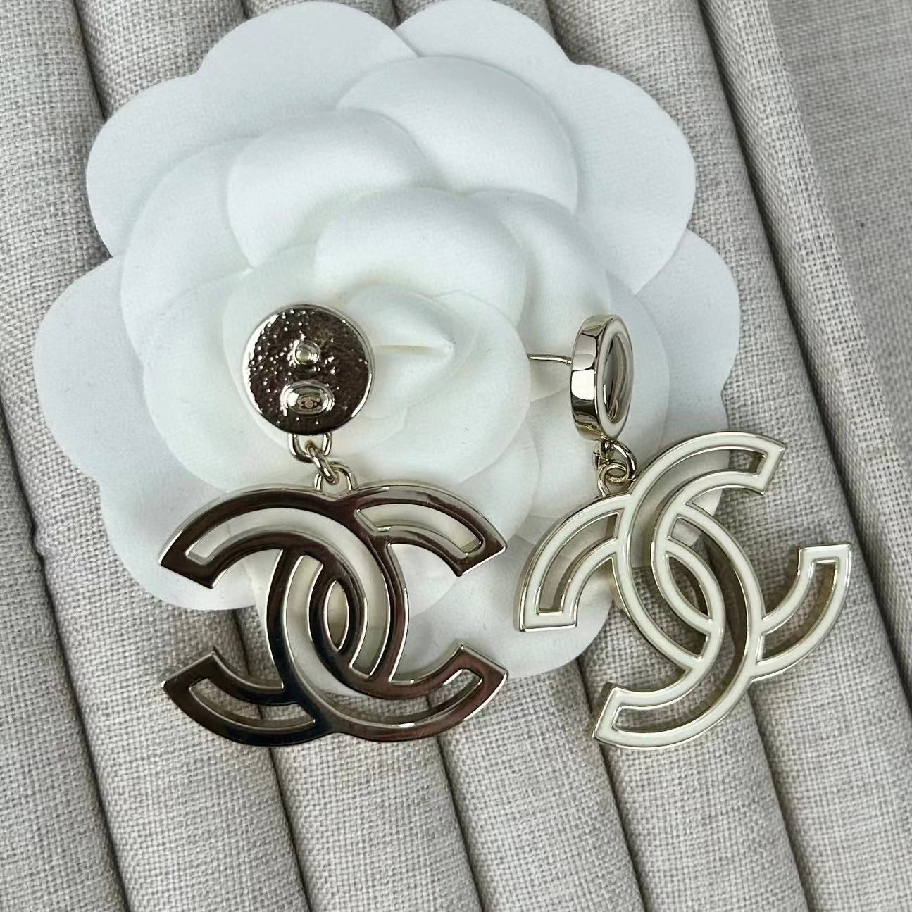 CHANE1 ホワイト ダブル C スタッド ピアス【50％割引+送料無料】