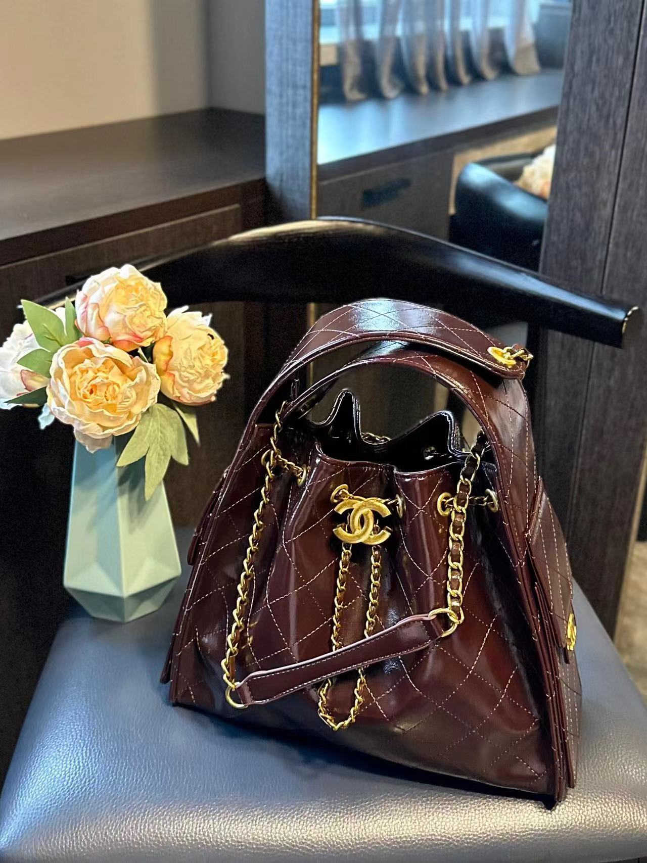 CHANE1 ブラック ゴールド パテント レザー ハンドバッグ【 50％割引+送料無料】