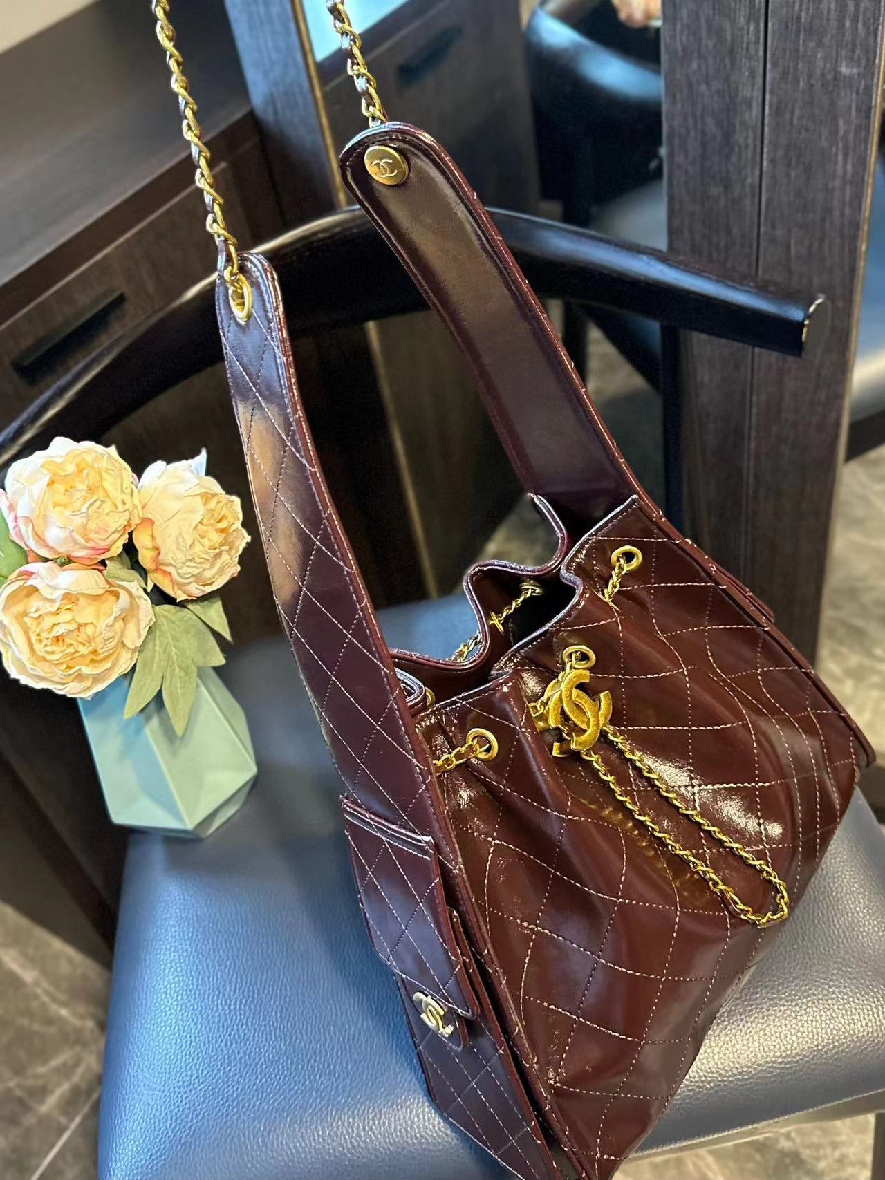 CHANE1 ブラック ゴールド パテント レザー ハンドバッグ【 50％割引+送料無料】