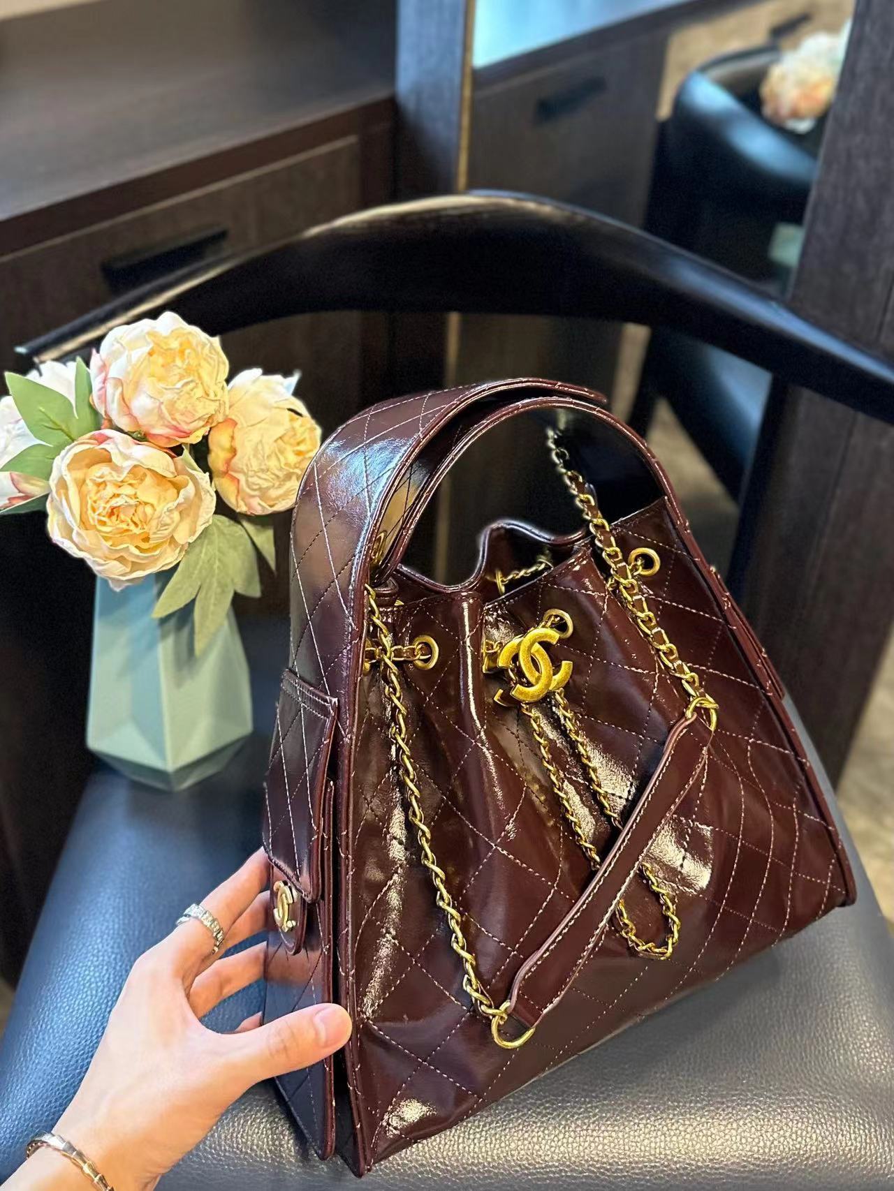 CHANE1 ブラック ゴールド パテント レザー ハンドバッグ【 50％割引+送料無料】