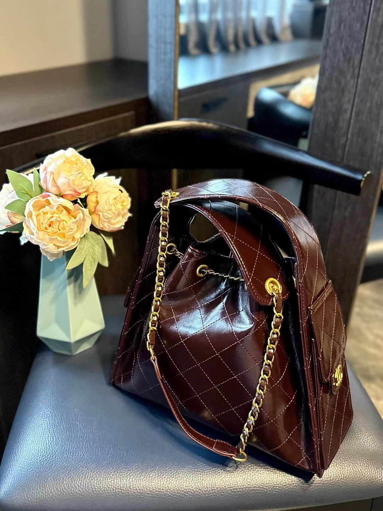 CHANE1 ブラック ゴールド パテント レザー ハンドバッグ【 50％割引+送料無料】