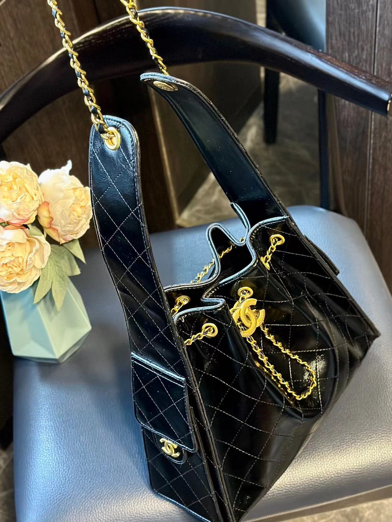 CHANE1 ブラック ゴールド パテント レザー ハンドバッグ【 50％割引+送料無料】