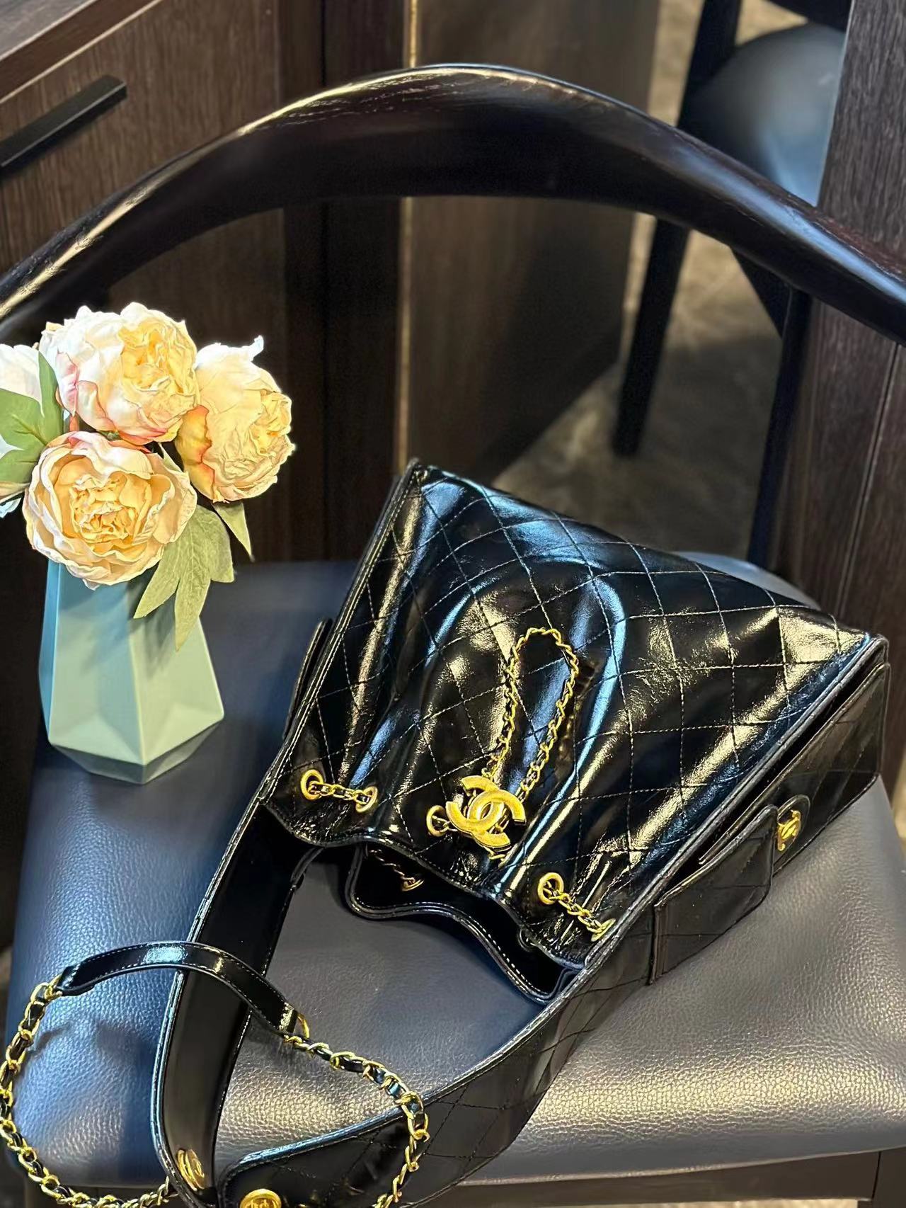 CHANE1 ブラック ゴールド パテント レザー ハンドバッグ【 50％割引+送料無料】