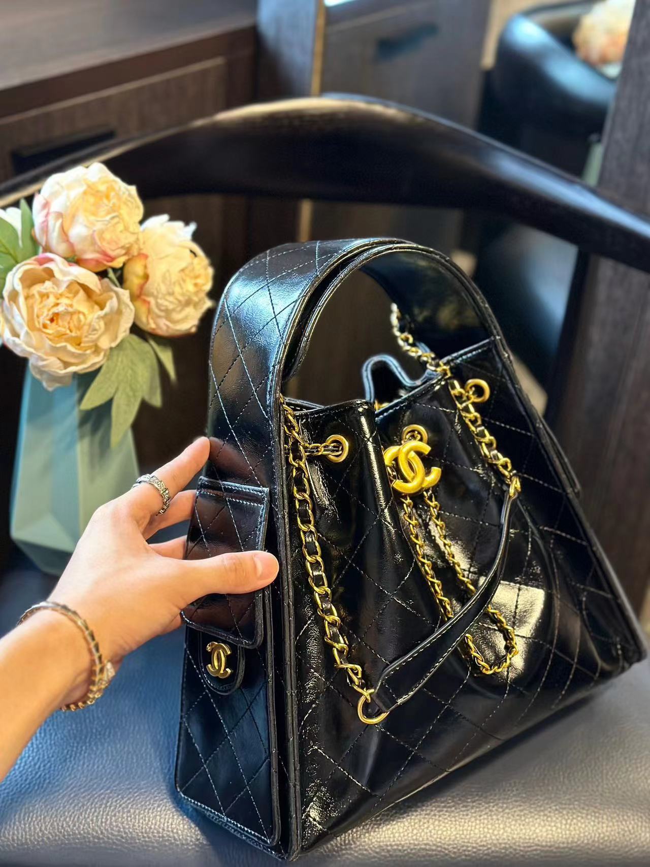 CHANE1 ブラック ゴールド パテント レザー ハンドバッグ【 50％割引+送料無料】
