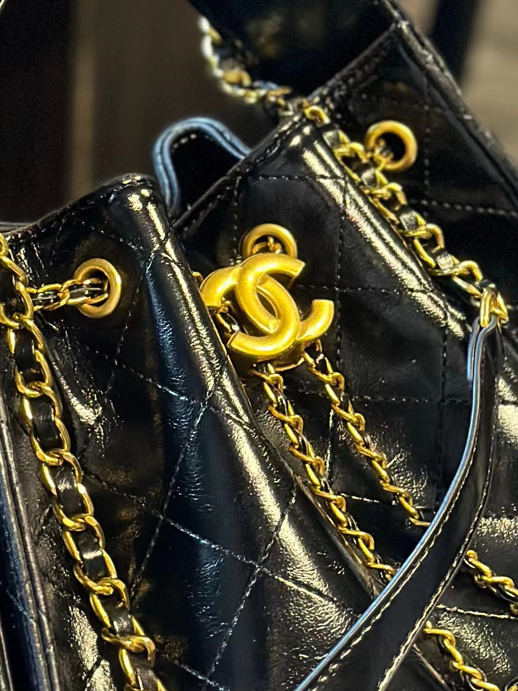 CHANE1 ブラック ゴールド パテント レザー ハンドバッグ【 50％割引+送料無料】