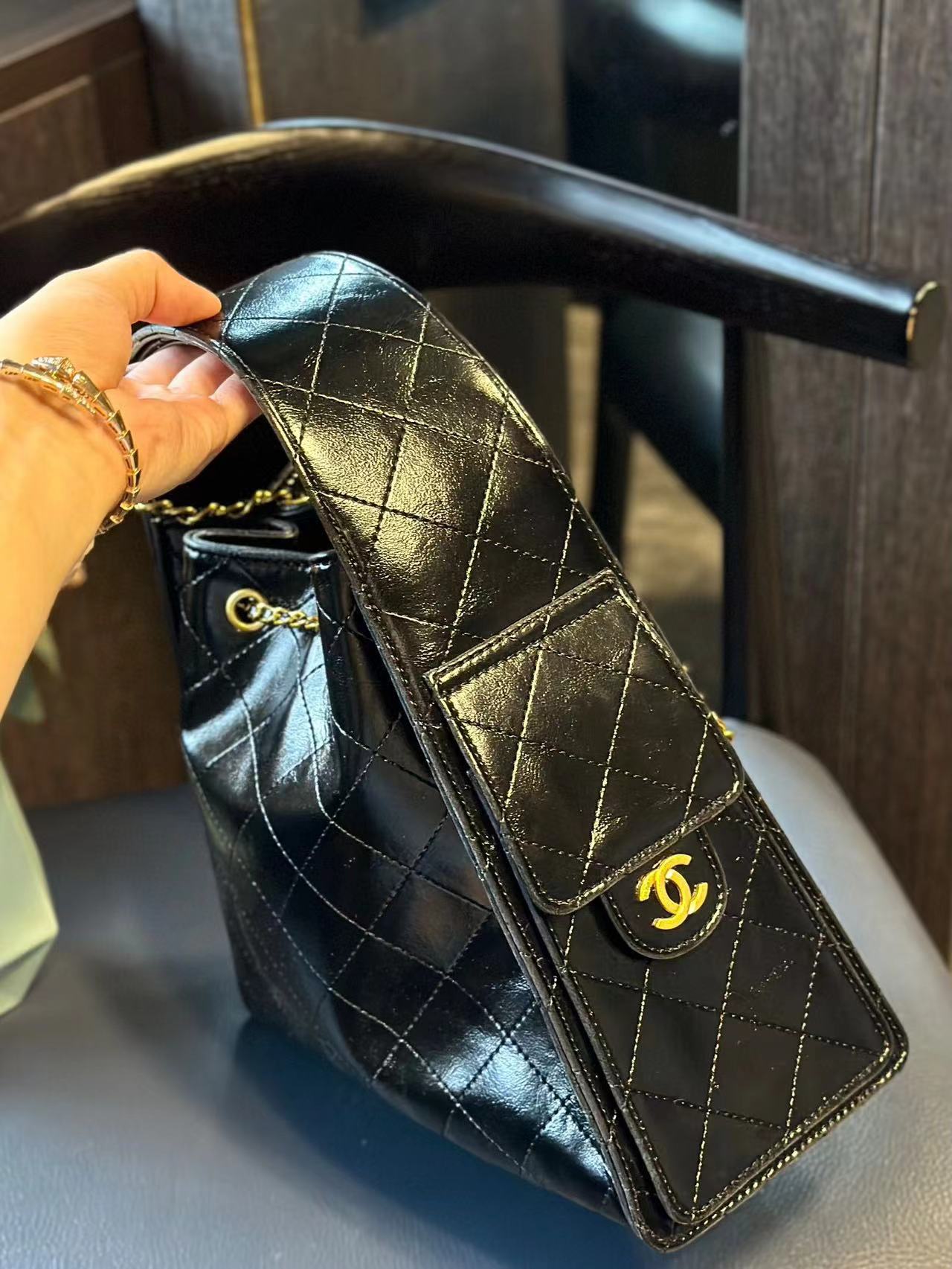 CHANE1 ブラック ゴールド パテント レザー ハンドバッグ【 50％割引+送料無料】
