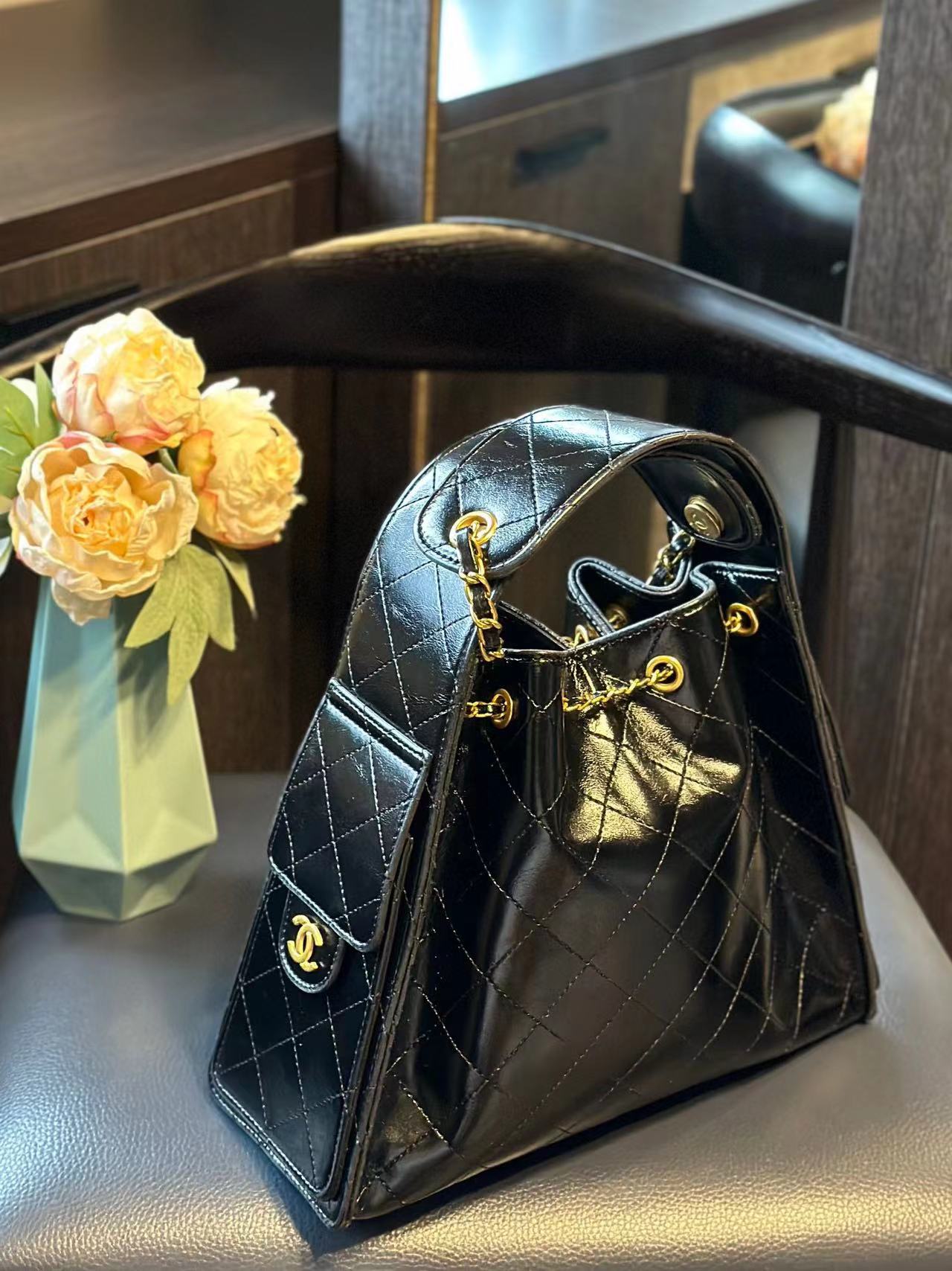 CHANE1 ブラック ゴールド パテント レザー ハンドバッグ【 50％割引+送料無料】