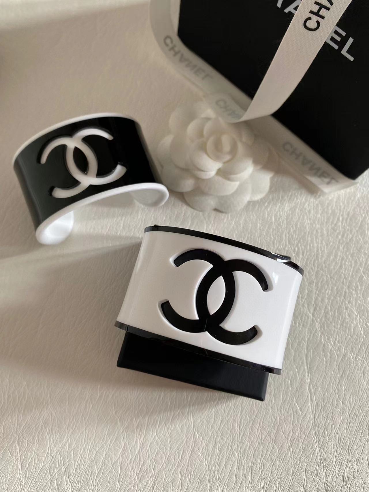 CHANE1 黒と白のダブル C ブレスレット【50％割引+送料無料】