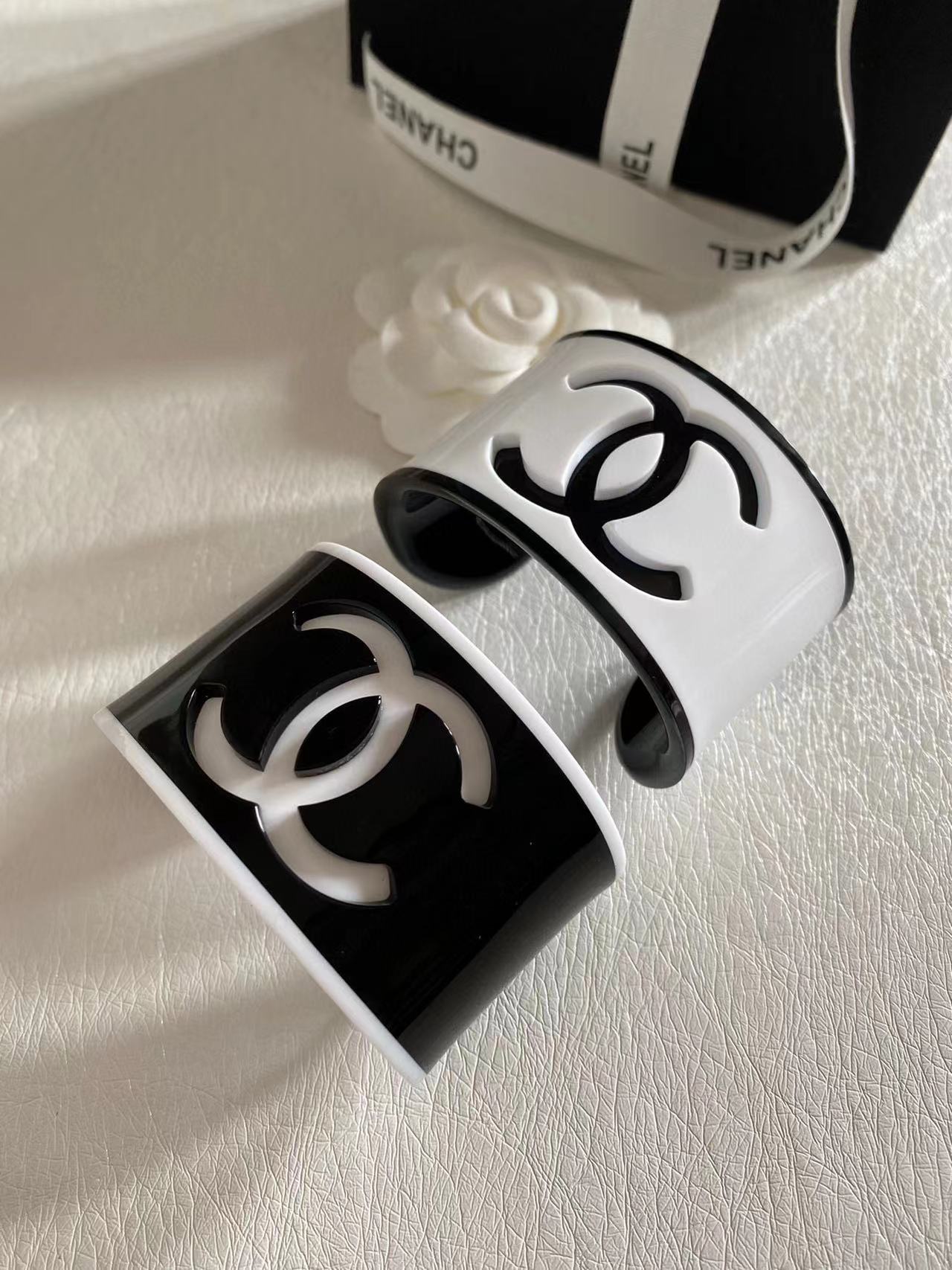 CHANE1 黒と白のダブル C ブレスレット【50％割引+送料無料】