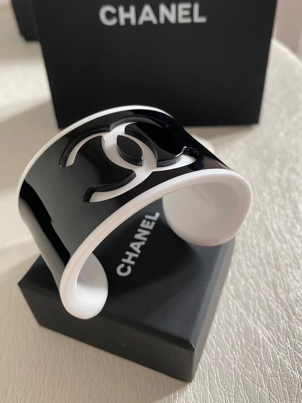 CHANE1 黒と白のダブル C ブレスレット【50％割引+送料無料】