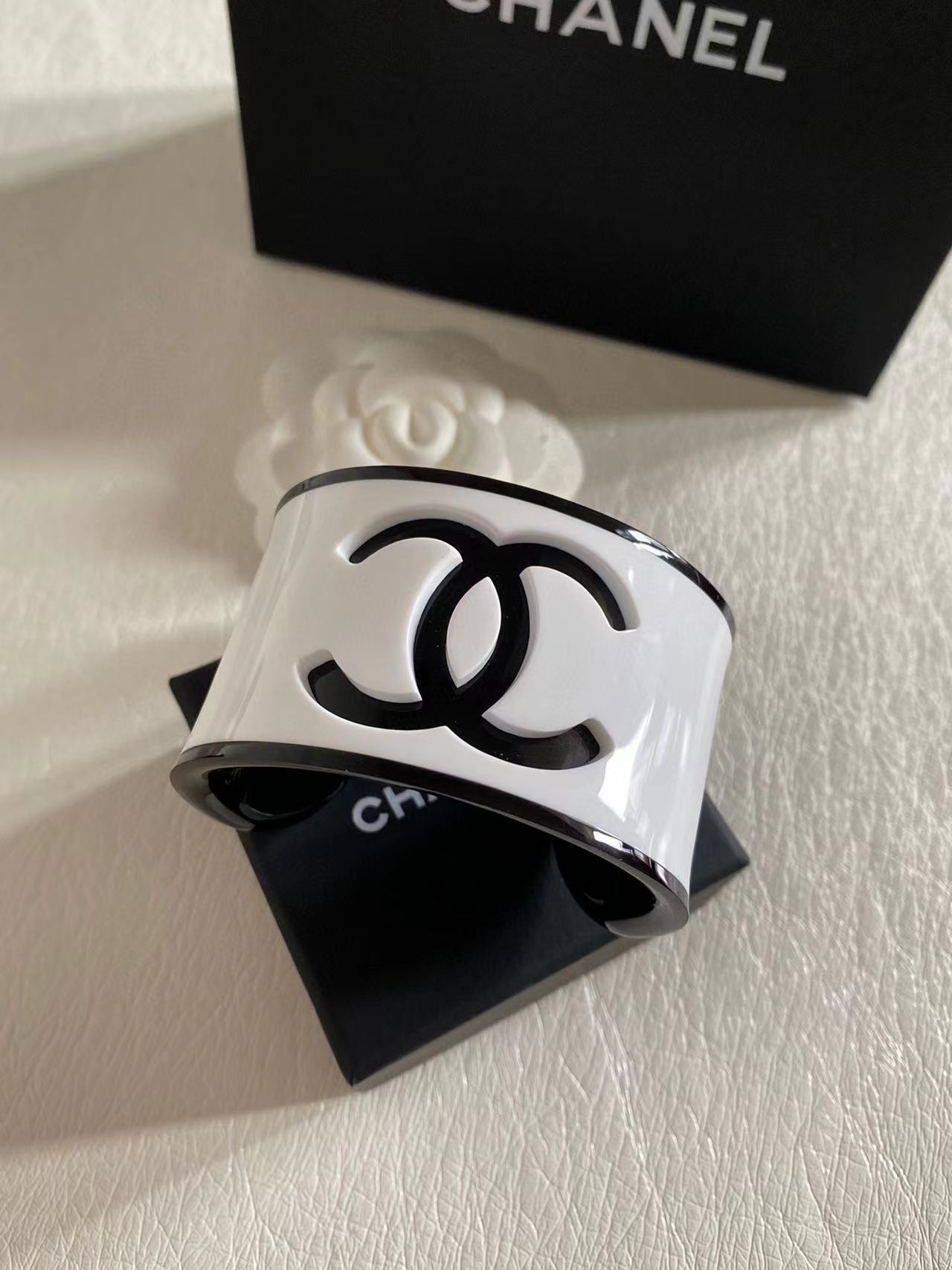 CHANE1 黒と白のダブル C ブレスレット【50％割引+送料無料】