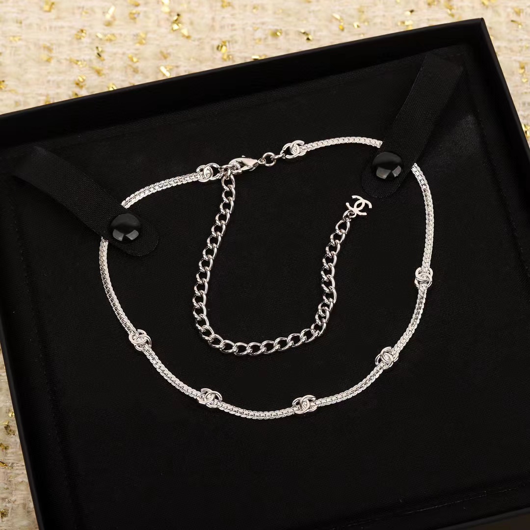 CHANE1 5フラワースネークボーンネックレス【50％割引+送料無料】