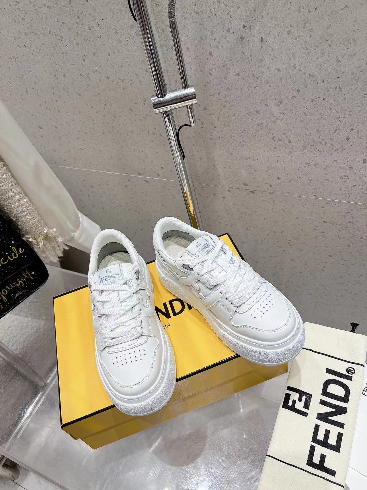 FEND1高品質厚底カジュアルスニーカー【50％割引+送料無料】