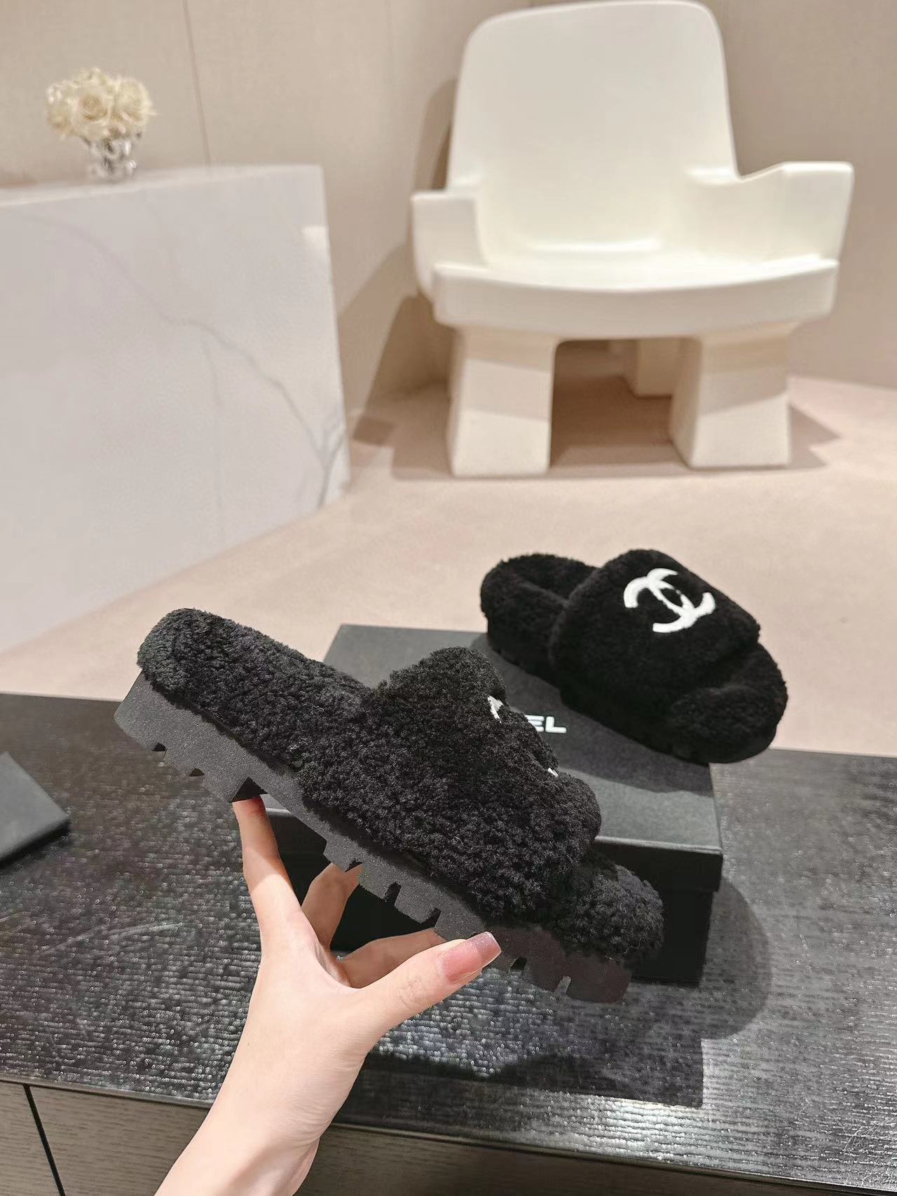 CHANE1 高品質ダブル C ロゴ ラムウール スリッパ【50％割引+送料無料】