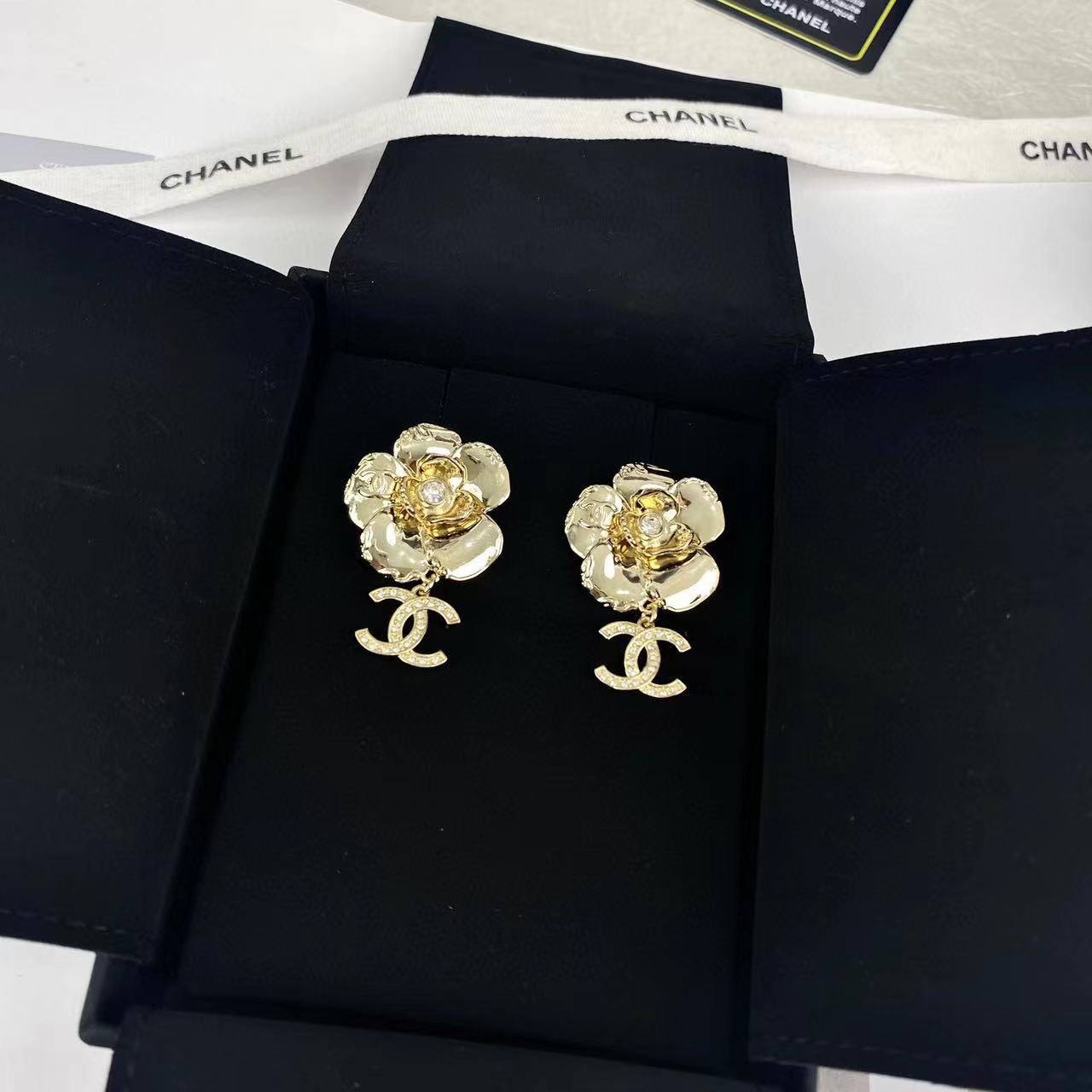 CHANE1 カメリア ダブルC スタッドピアス【50％割引+送料無料】