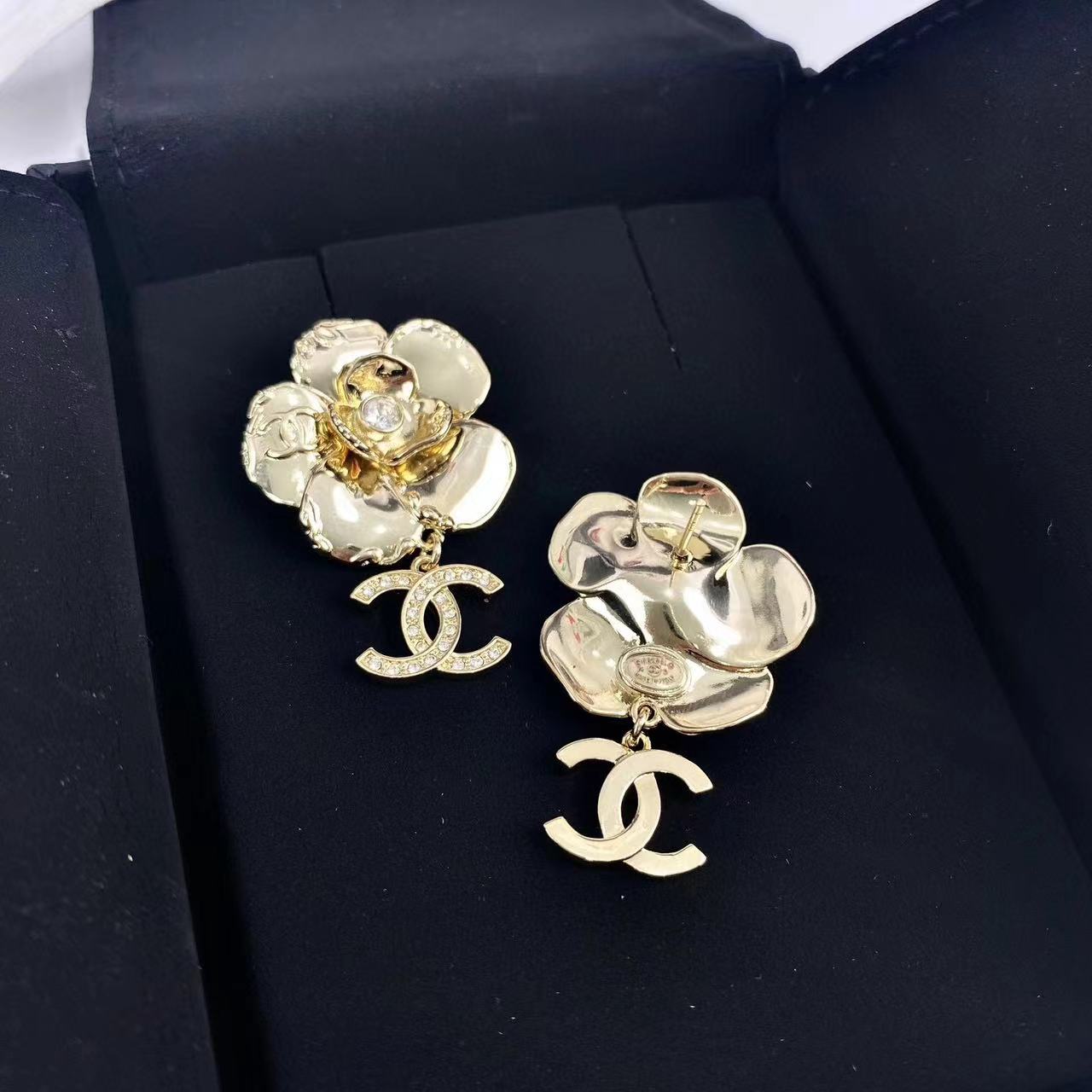 CHANE1 カメリア ダブルC スタッドピアス【50％割引+送料無料】