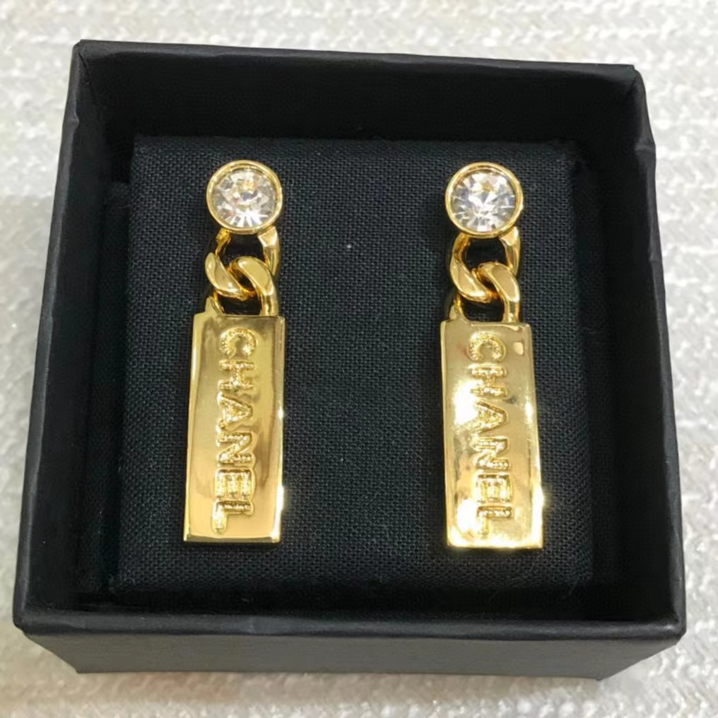 CHANE1 ダイヤモンド チェーン レター スタッド ピアス【50％割引+送料無料】