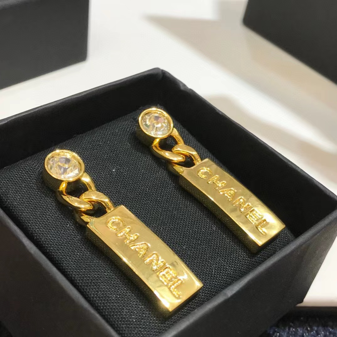 CHANE1 ダイヤモンド チェーン レター スタッド ピアス【50％割引+送料無料】