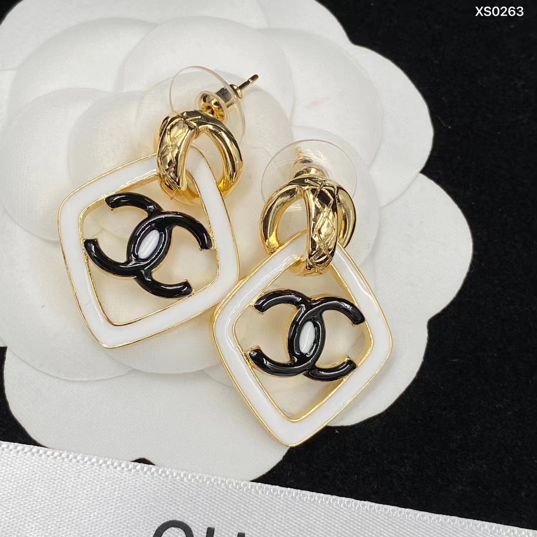 CHANE1 ホワイトフレーム ダブルC スタッドピアス【50％割引+送料無料】