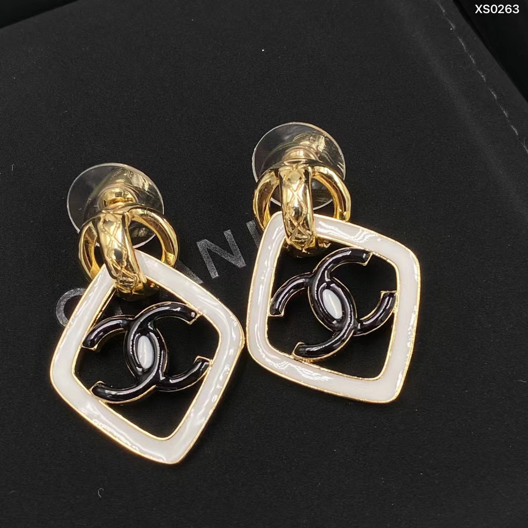 CHANE1 ホワイトフレーム ダブルC スタッドピアス【50％割引+送料無料】