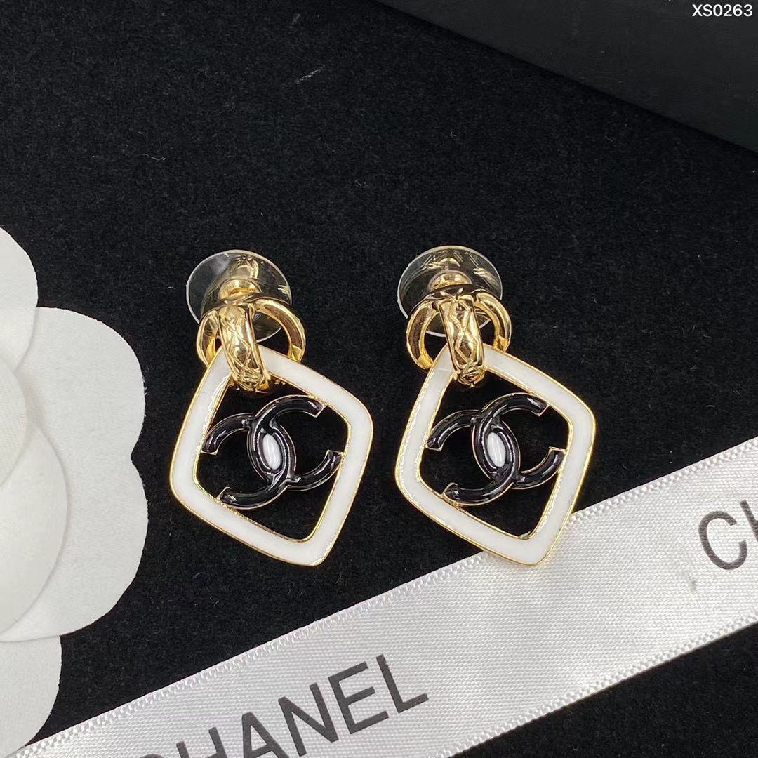 CHANE1 ホワイトフレーム ダブルC スタッドピアス【50％割引+送料無料】