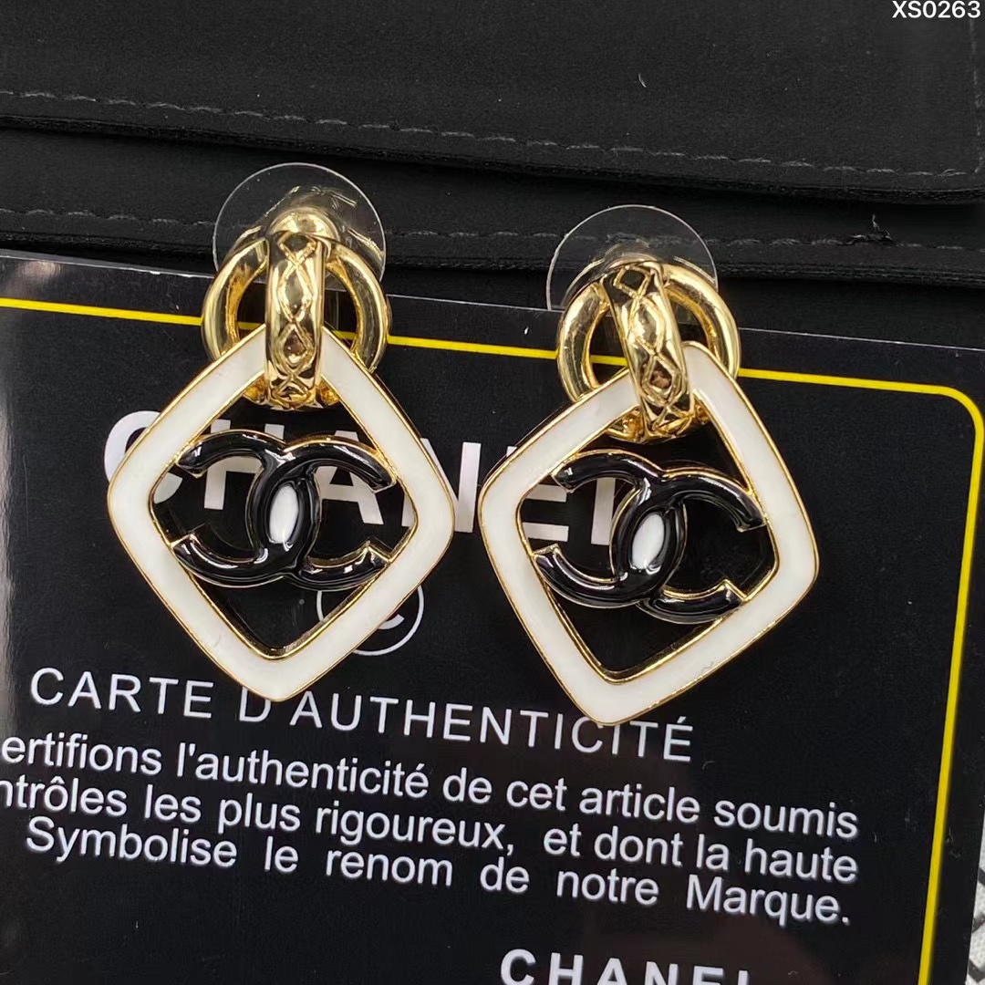 CHANE1 ホワイトフレーム ダブルC スタッドピアス【50％割引+送料無料】