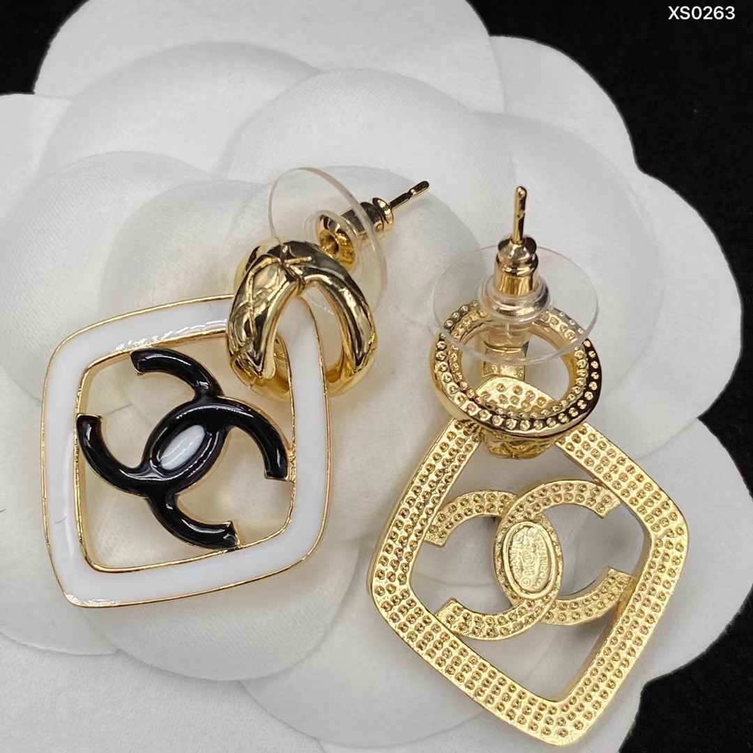 CHANE1 ホワイトフレーム ダブルC スタッドピアス【50％割引+送料無料】