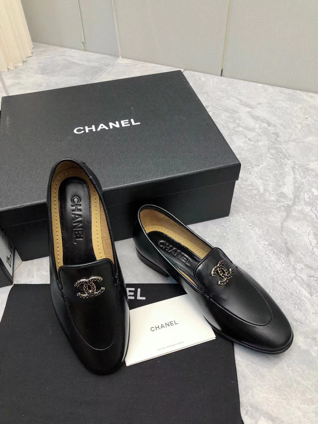 CHANE1 高品質ダブル C ロゴ シープスキン フラットシューズ【50％割引+送料無料】